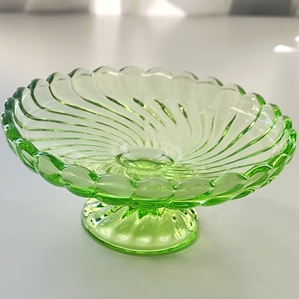 NEW IN BOX VINTAGE EGERMANN SWIRL ART GREEN BOHEMIAN GLASS BOWL. HAND MADE.